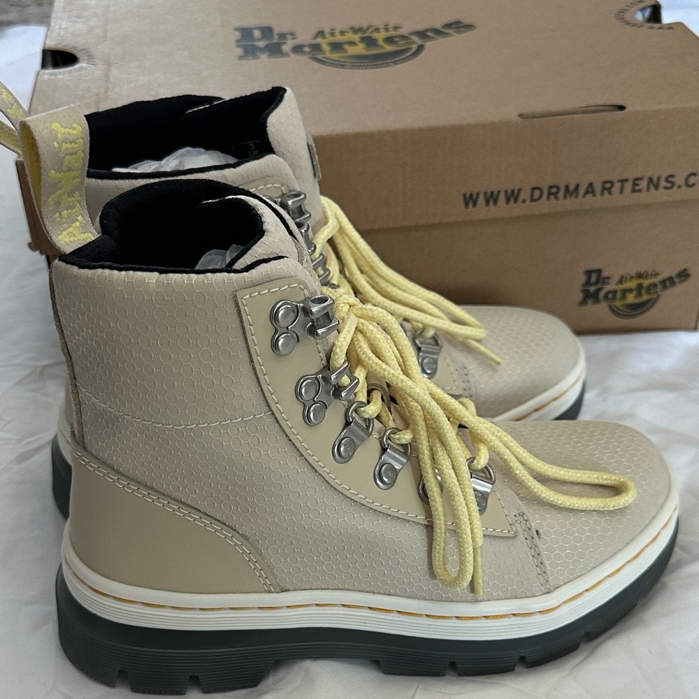Dr. Martens Women’s Combs Parchment Yellow Lace-Up Boots with Gray Sole NWB